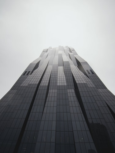 Wolkenkratzer in schwarz weiss